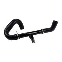 Wąż powietrza doładowującego po lewej stronie chłodnicy