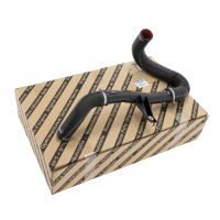 Wąż powietrza doładowującego po lewej stronie chłodnicy