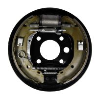 Płytka mocująca po prawej wstępnie zmontowana z cylinderkiem hamulcowym 27 mm