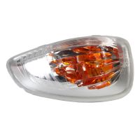 Włącz nasadkę sygnalizacyjną lewą żółtą nasadkę w lustrze