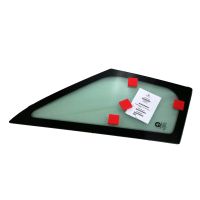 Trójkątne okno drzwiowe po prawej stronie