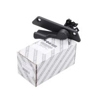 Otwieracz tylnych drzwi po wewnętrznej prawej stronie