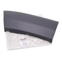 Listwa ozdobna nadkola między drzwiami a przednim zderzakiem po lewej stronie