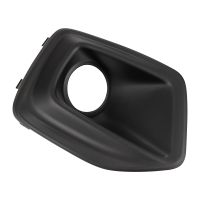 Zaślepka na przednim zderzaku po lewej stronie