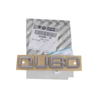 Napis *Qubo* z tyłu