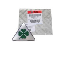 Emblemat z boku quadrifoglio koniczyny po prawej