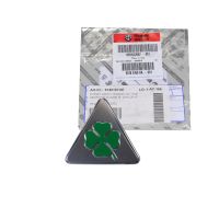 Emblemat z boku „Koniczynka QV” po lewej stronie