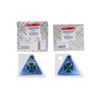 Zestaw emblematów z boku koniczyny "QV" po prawej i lewej stronie