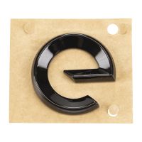 Napis na emblemacie z tyłu e