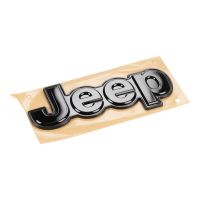 Napis na emblemacie z tyłu Jeep