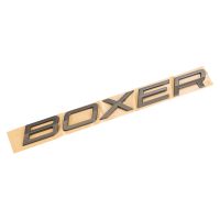 Emblemat z napisem Boxer z tyłu