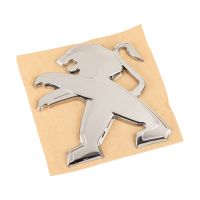 Emblemat na kaptur lwa