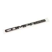 Napis na emblemacie z boku Kompas